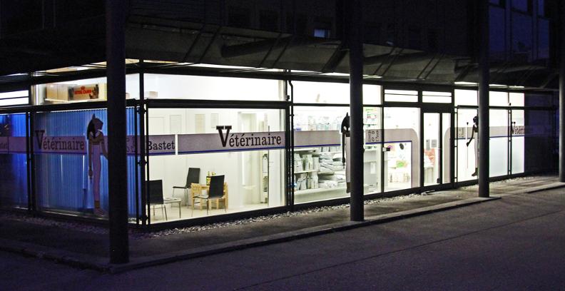 photo du cabinet vétérinaire durant la nuit